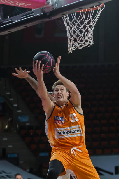 勇表现与雄 勇表现与雄